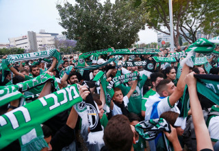 החגיגות כבר החלו. אוהדי מכבי חיפה מחוץ למושבה (צילום: קובי אליהו)