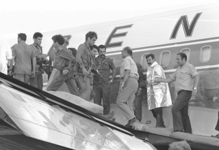 משה דיין עולה למטוס סבנה לאחר שחרור החטופים (צילום: רון אילן, דובר צה"ל,באדיבות ארכיון צה"ל במשרד הביטחון)
