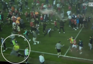 כדורגלן שפילד יונייטד בילי שארפ מותקף באלימות על ידי אוהד נוטינגהאם פורסט (צילום: צילום מסך, מתוך שידורי הטלוויזיה)