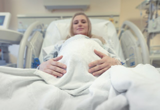 אישה בחדר לידה, אילוסטרציה (צילום: אינג'אימג')