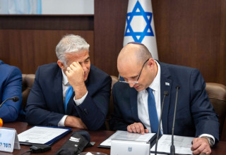 בנט ולפיד (צילום: אוליבייה פיטוסי, פלאש 90)