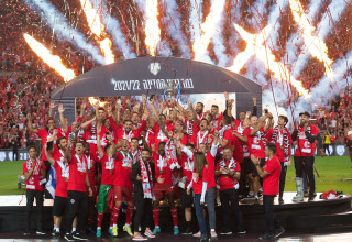 גביע שלישי בתולדותיה של הפועל באר שבע (צילום: ברני ארדוב)