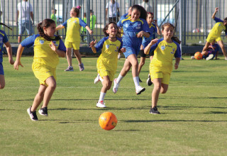 ילדות משחקות כדורגל (צילום: ניר סימון)