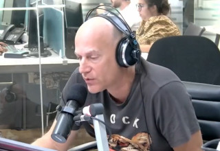גיא פלג באולפן 103FM (צילום: 103FM)