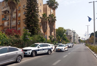 ניידות משטרה מחוץ לבניין בפתח תקווה (צילום: אלון חכמון)