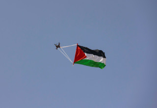 רחפן עם דגל פלסטין במצעד הדגלים (צילום: אוליבייה פיטוסי, פלאש 90)