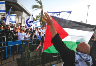 דגל פלסטין מול דגלי ישראל (צילום: ג'מאל עוואד, פלאש 90)