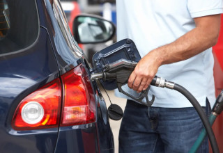 תדלוק רכב (צילום: אבשלום ששוני)