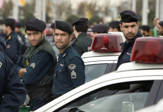 כוחות משטרה איראנים (צילום: REUTERS/MORTEZA NIKOUBAZL)