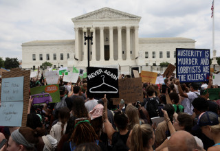 מפגינים מול בית המשפט העליון בארצות הברית לאחר ביטול הפסיקה המתירה הפלות (צילום: רויטרס)