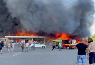 תקיפת מרכז קניות באוקראינה (צילום: רויטרס)