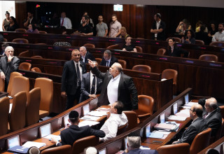 מנסור עבאס, עימות במהלך הדיון על חוק התפזרות הכנסת (צילום: דוברות הכנסת, דני שם טוב)