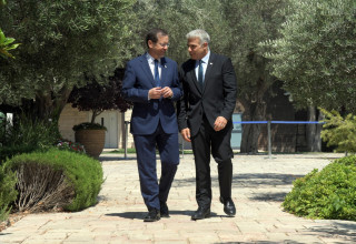 נשיא המדינה יצחק הרצוג עם ראש הממשלה הנכנס יאיר לפיד (צילום: אבי קנר)