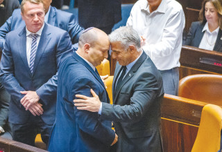 נפתלי בנט, יאיר לפיד (צילום:  אוליבייה פיטוסי, פלאש 90)