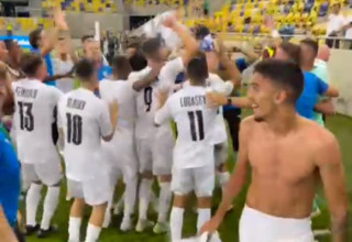 שחקני נבחרת הנוער של ישראל חוגגים ניצחון על צרפת ועלייה לגמר היורו (צילום: אתר רשמי, ההתאחדות לכדורגל)
