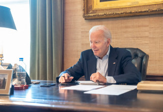 ג'ו ביידן לאחר שאובחן כחולה קורונה (צילום: Courtesy Twitter President Biden@POTUS/Handout via REUTERS)