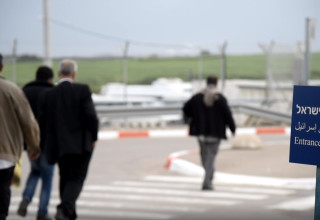 פועלים פלסטינים נכנסים לישראל (צילום: דובר צה"ל)