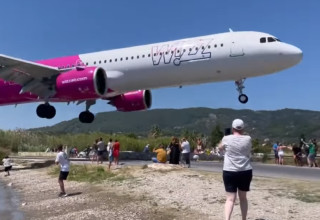 מדהים - מטוס שהיה בדרך לנחיתה, טס מטרים ספורים מעל ראשיהם של התיירים בחוף (צילום: מתוך יוטיוב)