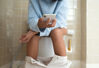 גולשים בנייד כשאתם בשירותים? אתם מעבירים חיידקי מעיים לכל מקום (צילום:  אינג'אימג')