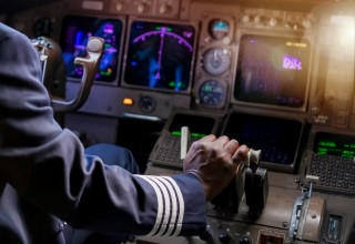 טייס בקוקפיט, אילוסטרציה (צילום: אינגאימג)