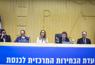 ;יו"ר ועדת הבחירות ואחד מחבריה (צילום: יונתן זינדל, פלאש 90)