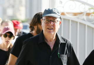 אבי מלר במהלך הלוותיו של מודי בר און. בית העלמין 
גני אסתר בראשל"צ 31 במאי 2022 (צילום: ראובן קסטרו)