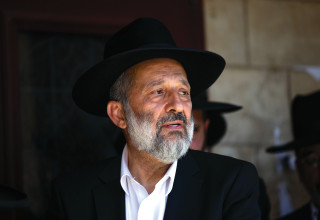 דרעי בהלוויתו של הרב שלום כהן- יונתן זינדל פלאש 90 (צילום: יונתן זינדל פלאש 90)