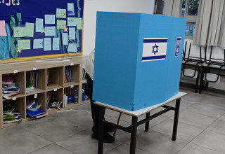 אזרח מצביע בקלפי, בחירות (צילום: אבשלום ששוני)