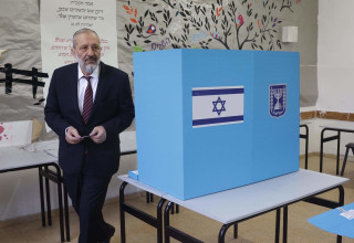 יו"ר ש"ס אריה דרעי מצביע לכנסת ה-25 (צילום: מרק ישראל סלם)