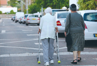 זהירות, קשישים חוצים. "כבישי ישראל הם מהמסוכנים בעולם לאזרחים ותיקים" (צילום: אלוני מור)
