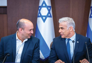 יאיר לפיד, נפתלי בנט (צילום: אוליבייה פיטוסי, פלאש 90)
