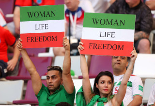 אוהדי נבחרת איראן מוחים נגד המשטר (צילום: GettyImages, Robbie Jay Barratt)