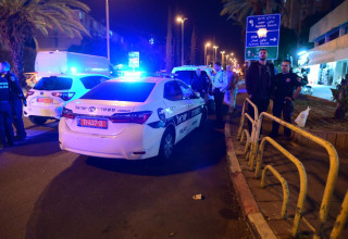 זירת פשע בחולון (למצולמים אין קשר לכתבה) (צילום: אבשלום ששוני)