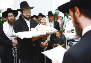 ברית מילה בבלגיה, ארכיון. למצולמים אין קשר לכתבה (צילום: רויטרס)