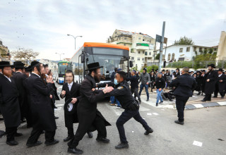 עימות בין שוטרים לחרדים בבית שמש (צילום: יעקב לדרמן פלאש 90)