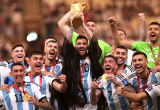 גמר מונדיאל 2022: ליאונל מסי, שחקן נבחרת ארגנטינה מניף את הגביע (צילום: GettyImages)