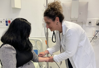 ד"ר ריבו בודקת את המטופלים שלה בבית החולים אסותא אשדוד  (צילום:  רינה יאנג)