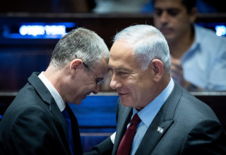 יריב לוין ובנימין נתניהו (צילום: יונתן זינדל, פלאש 90)
