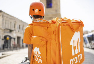 השליחים הכתומים של תן ביס (צילום: אורי מגנוס)