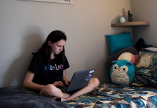 תלמידת תיכון עם מחשב, פנסילווניה, קורונה (צילום: רויטרס)