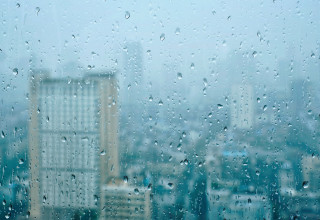 גשם בחלון (צילום:  אינג אימג')