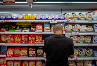 מדף גבינות בסופר (צילום: יונתן זינדל, פלאש 90)