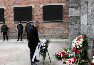 אנדרטה באושוויץ לרגל יום השואה הבינלאומי (צילום:  רויטרס)