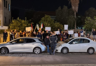 הפגנה בחיפה בה הונפו דגלי אש"ף (צילום:  דוברות המשטרה)
