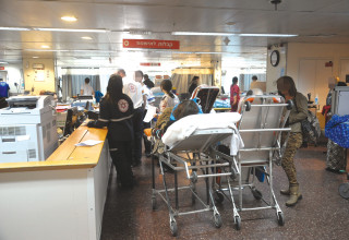 עומס במיון בבית החולים שיבא תל השומר (צילום:  אבשלום ששוני)
