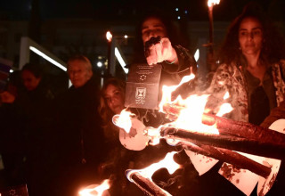 נשים שורפות תעודות זהות במחאה על המהפכה המשפטית (צילום: אבשלום ששוני)