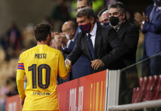 שחקן ברצלונה לשעבר, ליאונל מסי, עם ז'ואן לאפורטה (צילום: GettyImages, Soccrates Images)