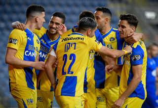 שחקני מכבי תל אביב חוגגים עם דן ביטון (צילום: אריאל שלום)