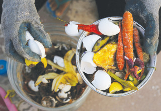 מזון ואשפה (צילום: רויטרס)