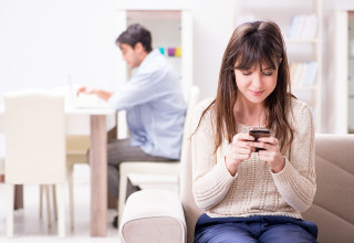 בגדה בארוסה עם קולגה המבוגר ממנה ב-20 שנה (צילום: אינג'אימג')